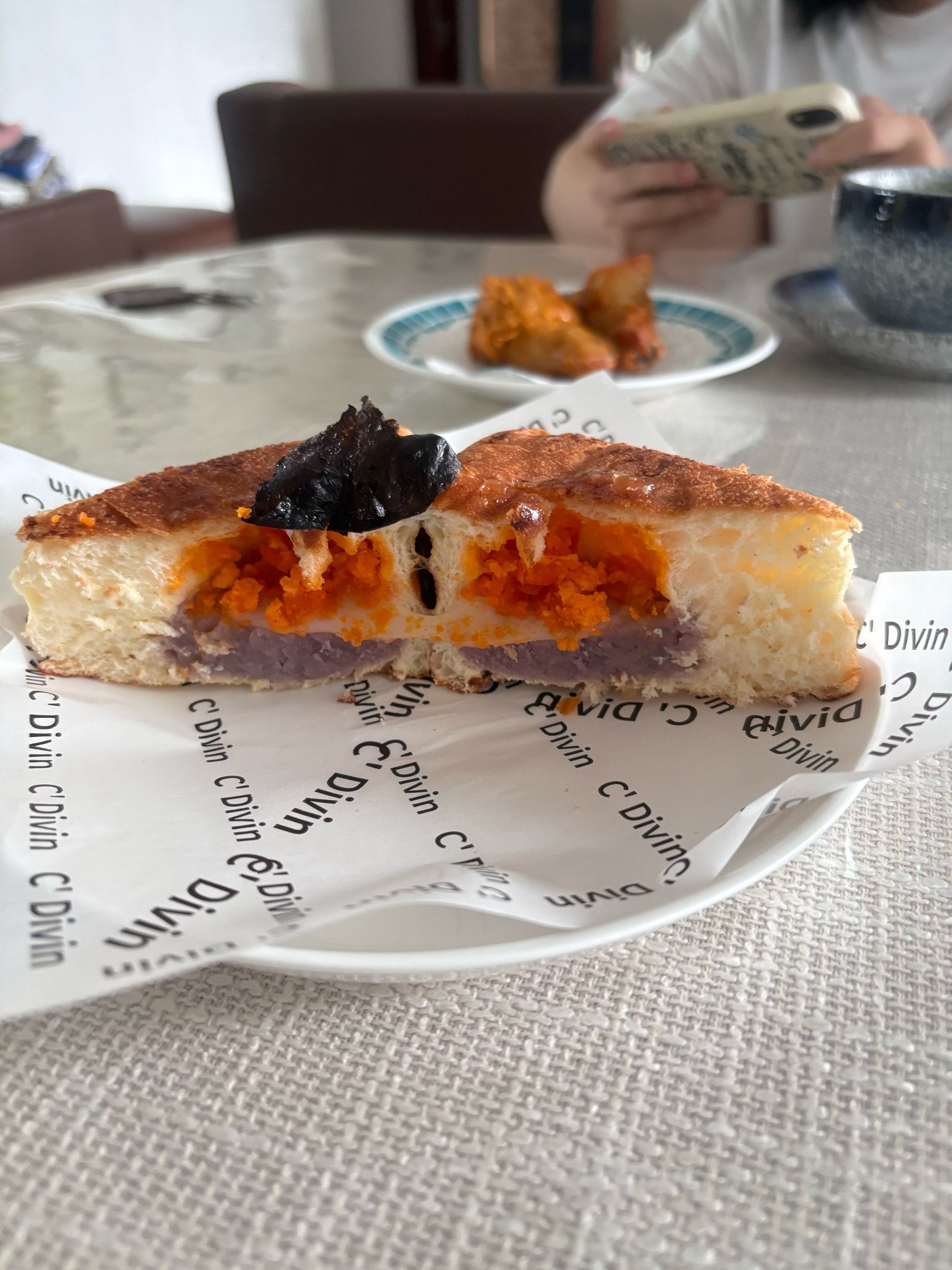 牛奶抹茶拿铁\\nboo boo bread的芋泥咸蛋黄饭团\\nkfc的奥尔良小鸡腿