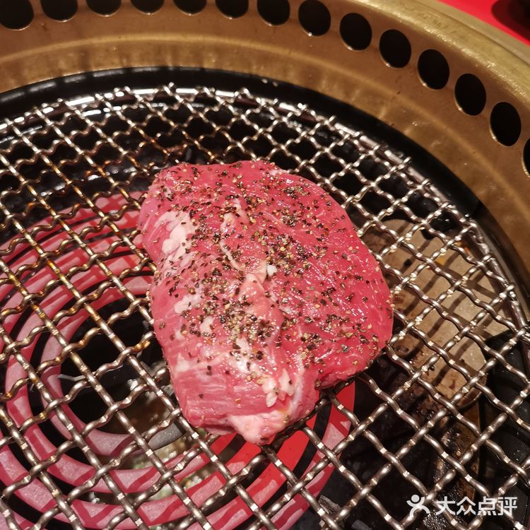 由专门的服务小哥亲自来烤，菲力牛肉烤的超嫩
