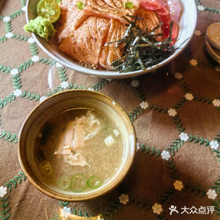 阿水的生鱼饭旗舰店是一家专注于生鱼饭的日料小店