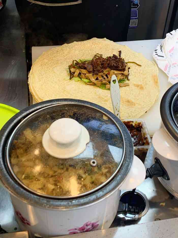 老街口齐胜卷饼当家-"店就开在橡树湾二期的门面,在中间的三岔红.