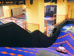 -爱蹦iBOON蹦床运动馆(江汉店)