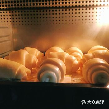 -高筋面粉280g+牛奶125ml+酵母3g+糖40