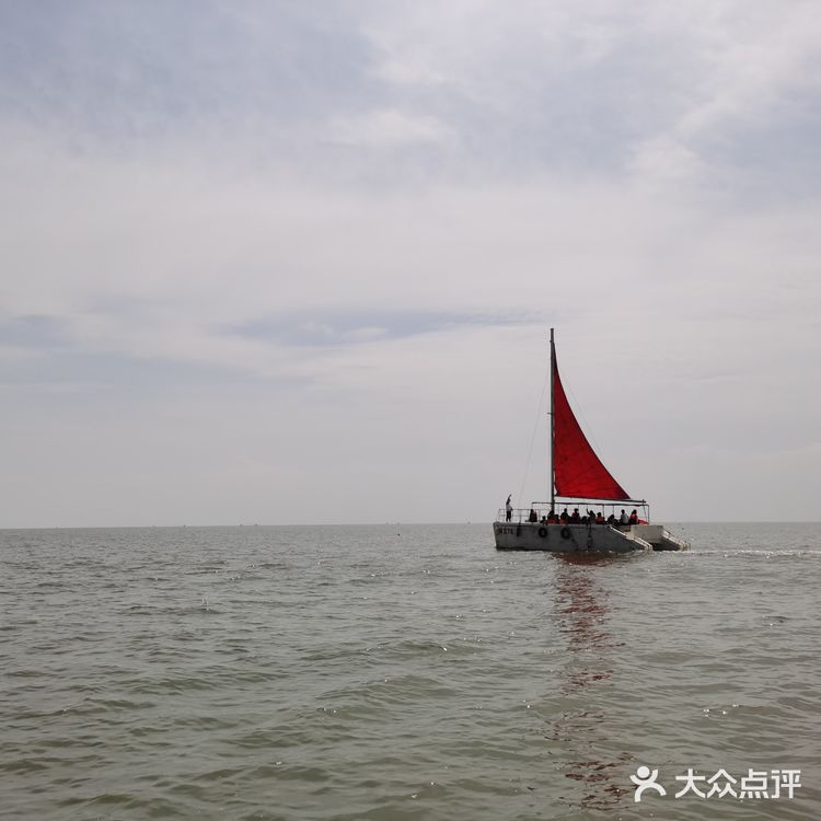 龙回头位于辽宁省兴城市，龙湾海滨浴场以南2公里处