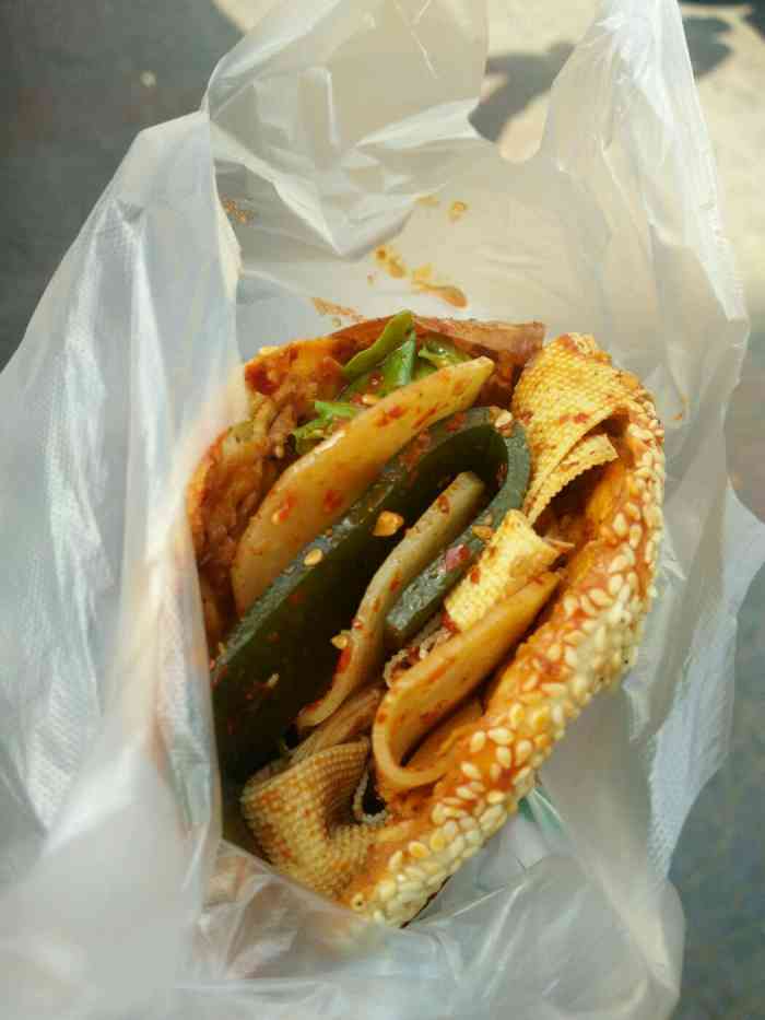 安康麻辣烫夹馍-"下班和朋友去骡马市逛街,顺手抢购了一个夹.