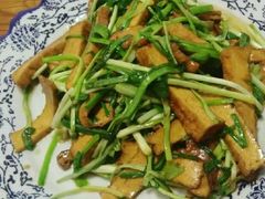油豆腐炒蒜苗-东方肉馆(文庭雅苑店)