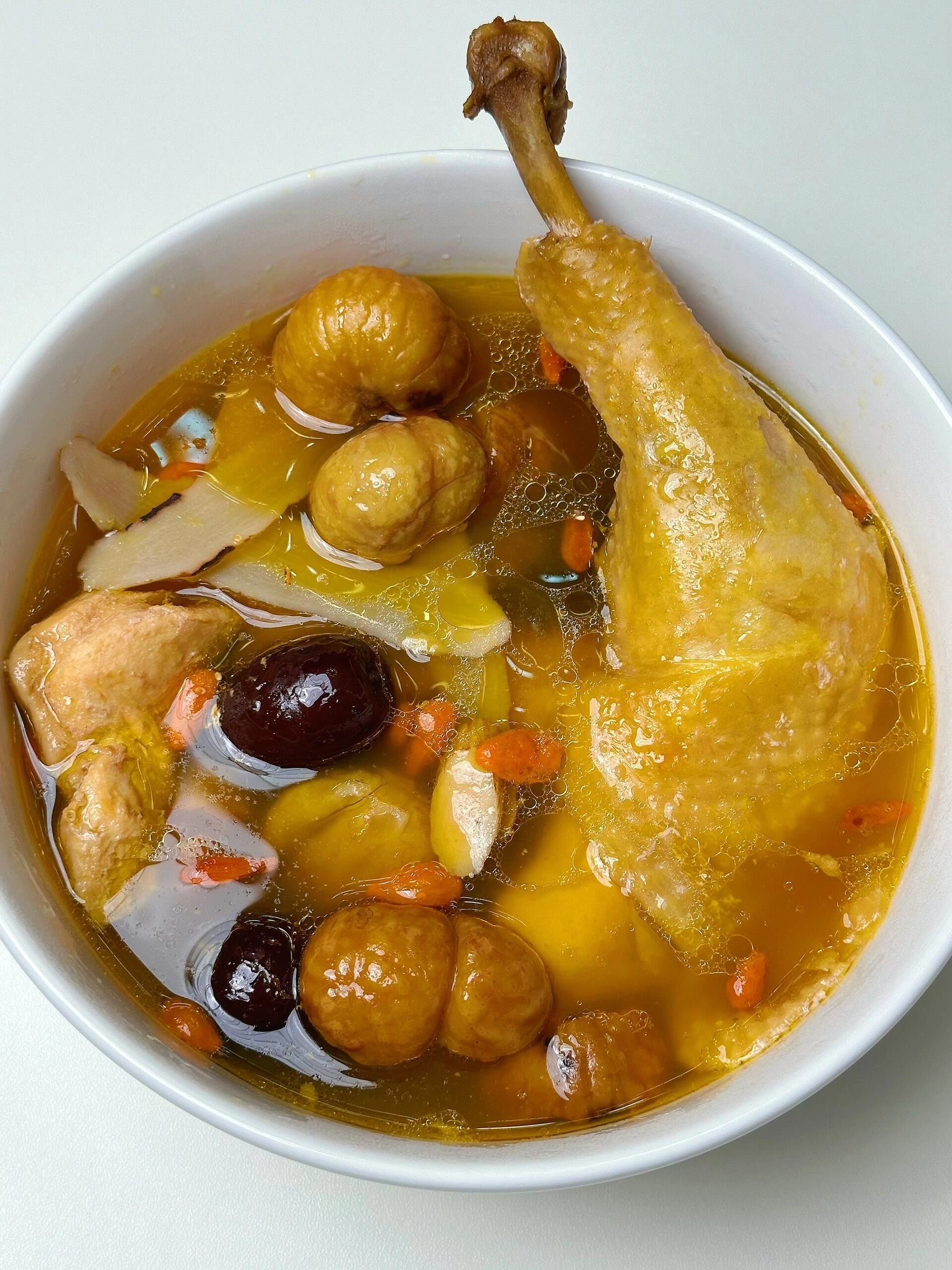 我妈最拿手的炖鸡汤,太香了!