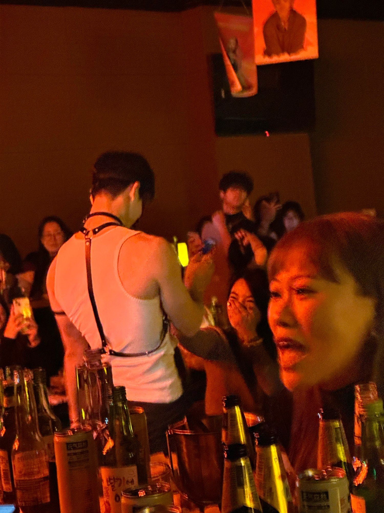 在哈尔滨这家夜店!体验肌肉男的快乐谁懂!