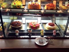 面包甜点陈列柜-富力希尔顿酒店·地阔自助餐厅