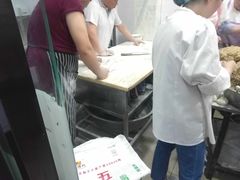 制作包子皮-郑家包子牛肉拉面(尚勤路店)