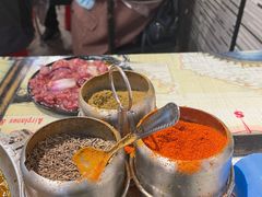 桌上辣辣的调料-石记东北风味烤肉(系马桩第二分店)