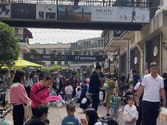 -王府井奥莱临潼小镇(临潼店)