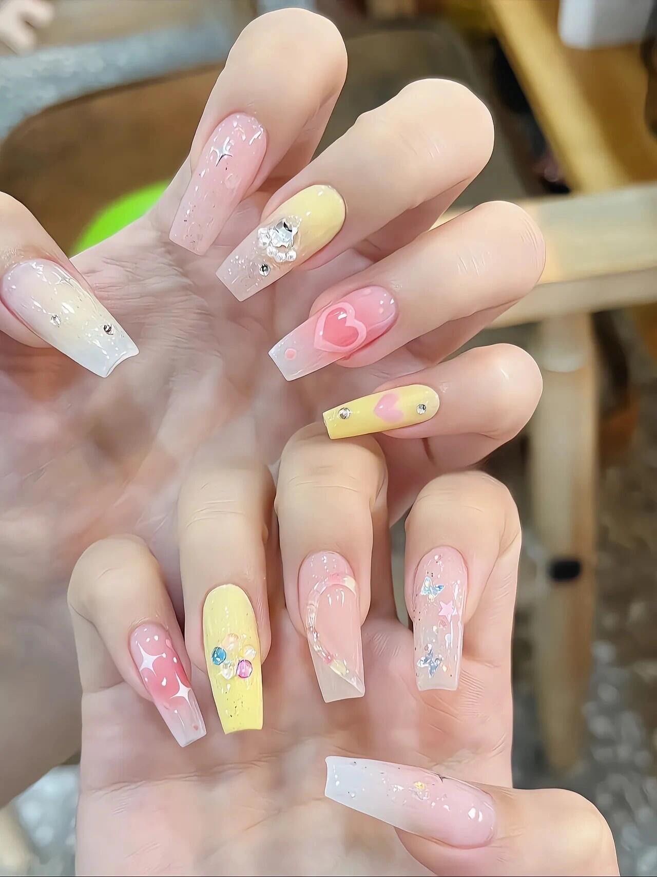 💅🌈贴片糖果色美甲是一种采用各种甜美糖果色系贴片来装饰指甲的