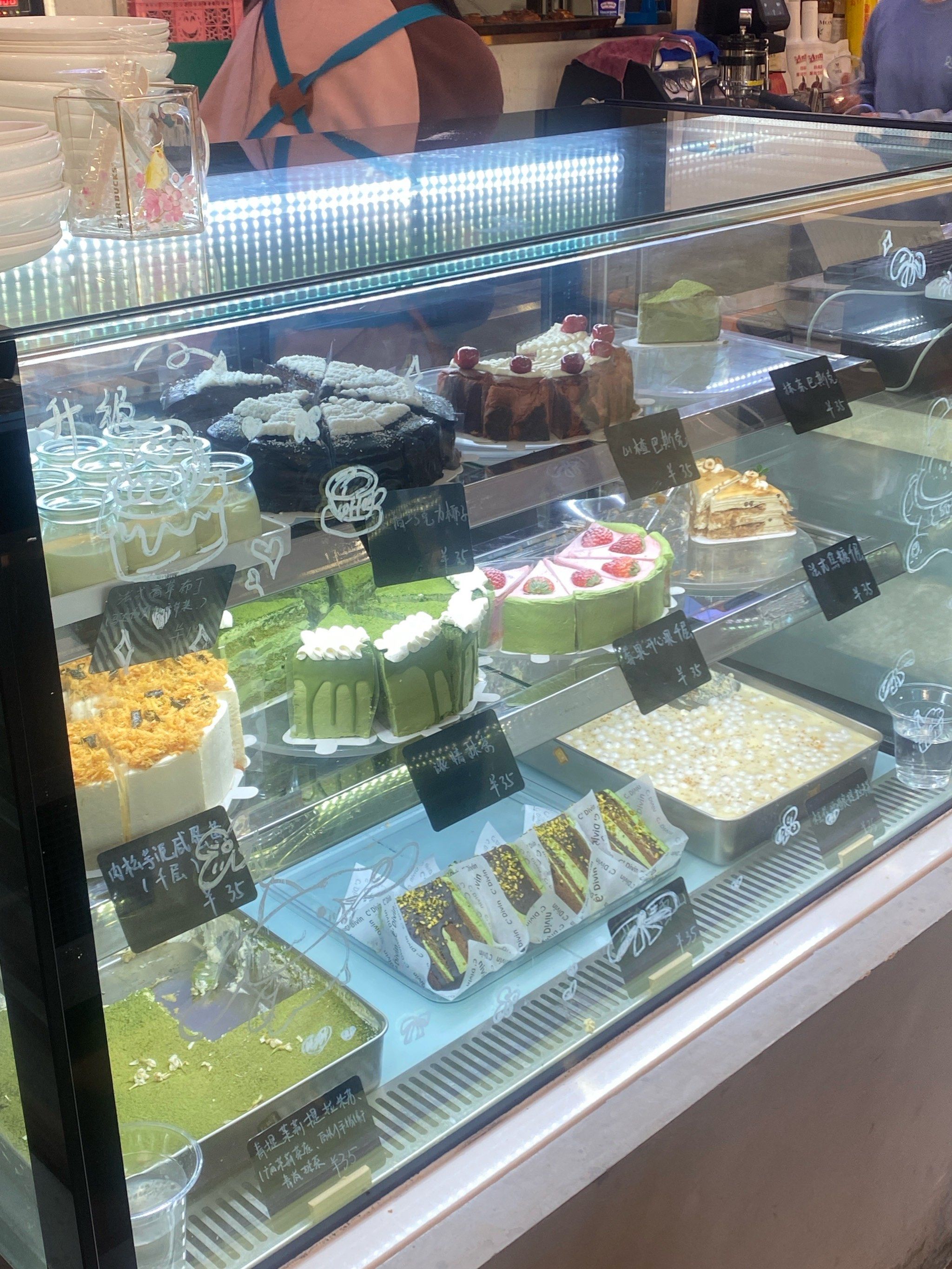 店里环境很好,蛋糕种类也很多,好吃!小