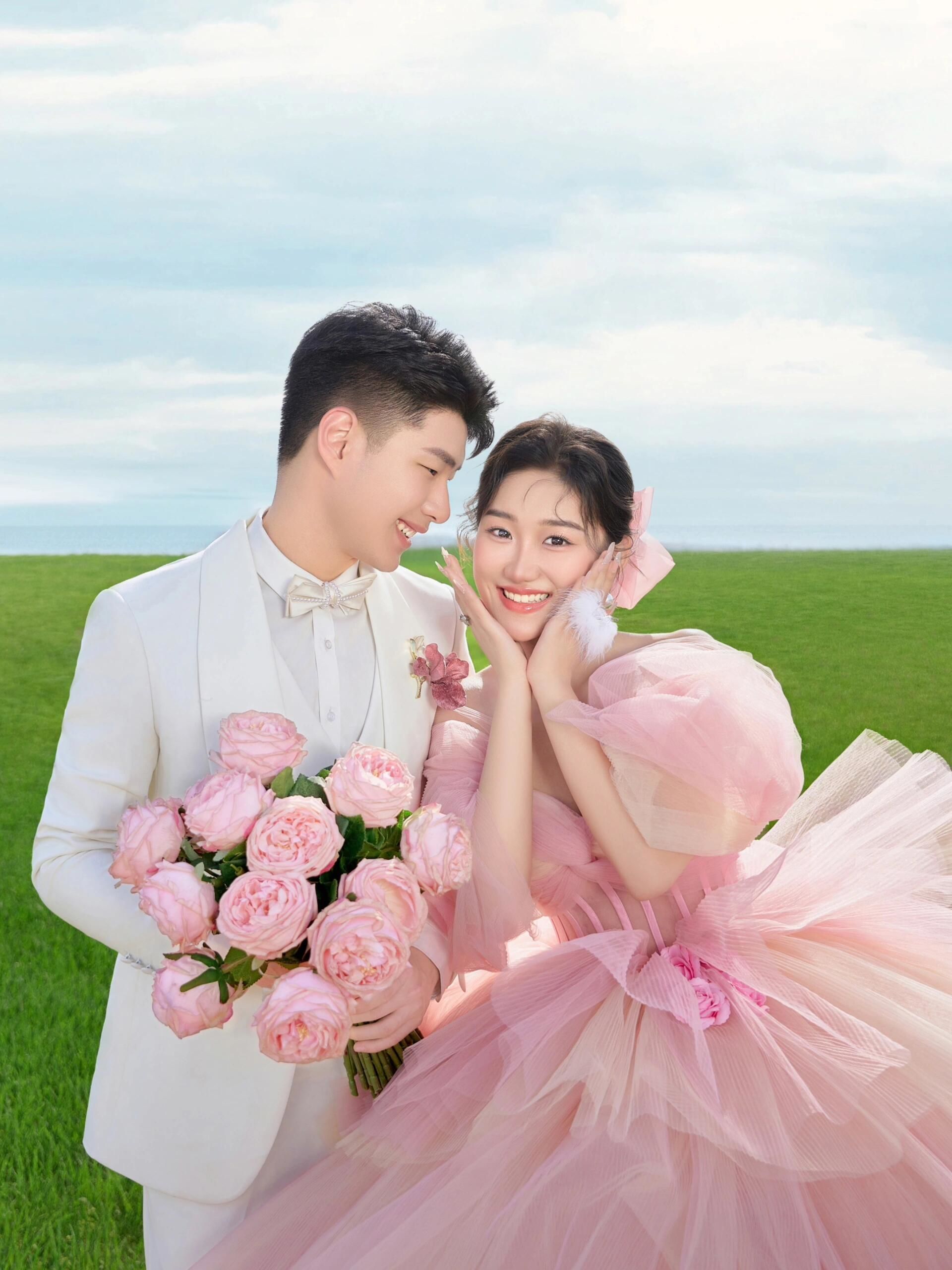 坠入甜蜜就在一瞬间💞粉色公主风草坪婚纱照