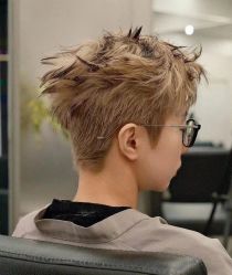 -一家只做男发烫染的店