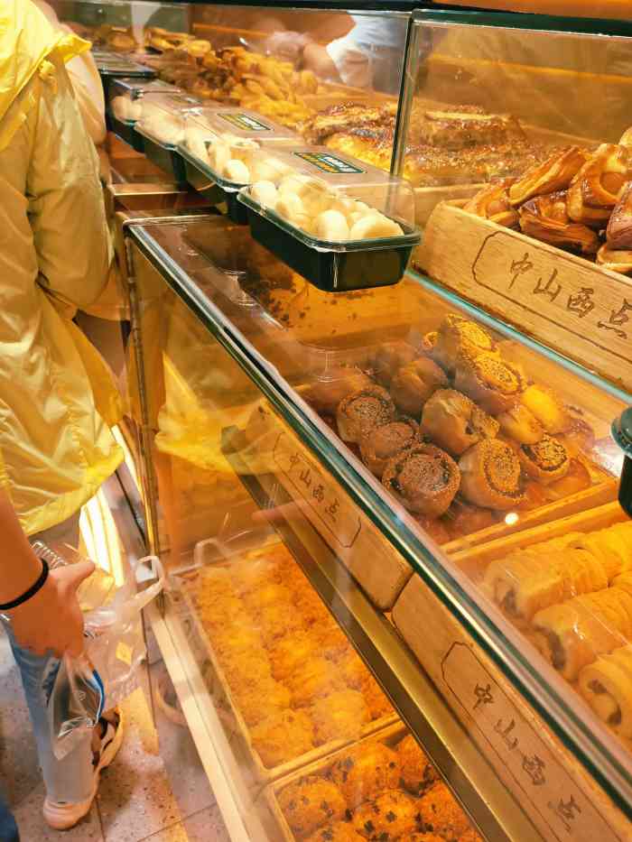 中山西点(白塔堡店)-"路过随便买了点,在上亿广场对面,门脸比较.