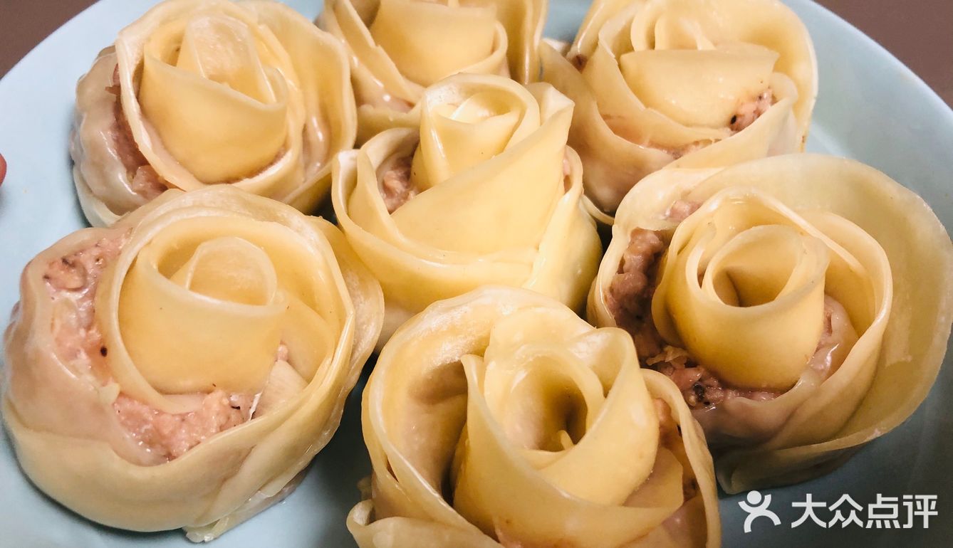 四张饺子皮为一组相互重叠一部分中间一遛肉馅