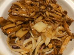 砂锅烧山菌-老牌坊•鲁菜名店•地道济南菜(大观园商埠店)