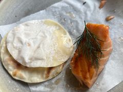 烟熏三文鱼配烤饺子皮和芥末籽酱-BOR Eatery(安福路店)