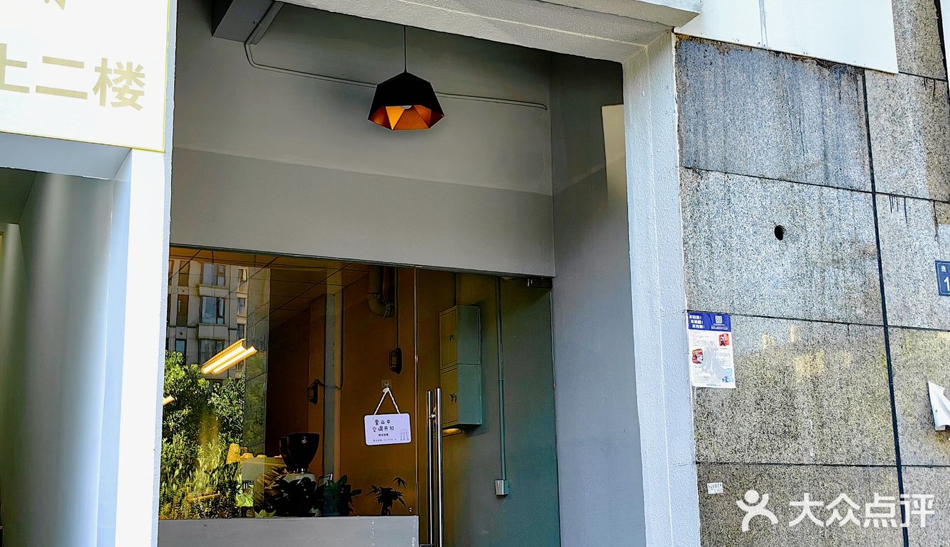小店新开在上亿广场对面的街边，确实有点偏