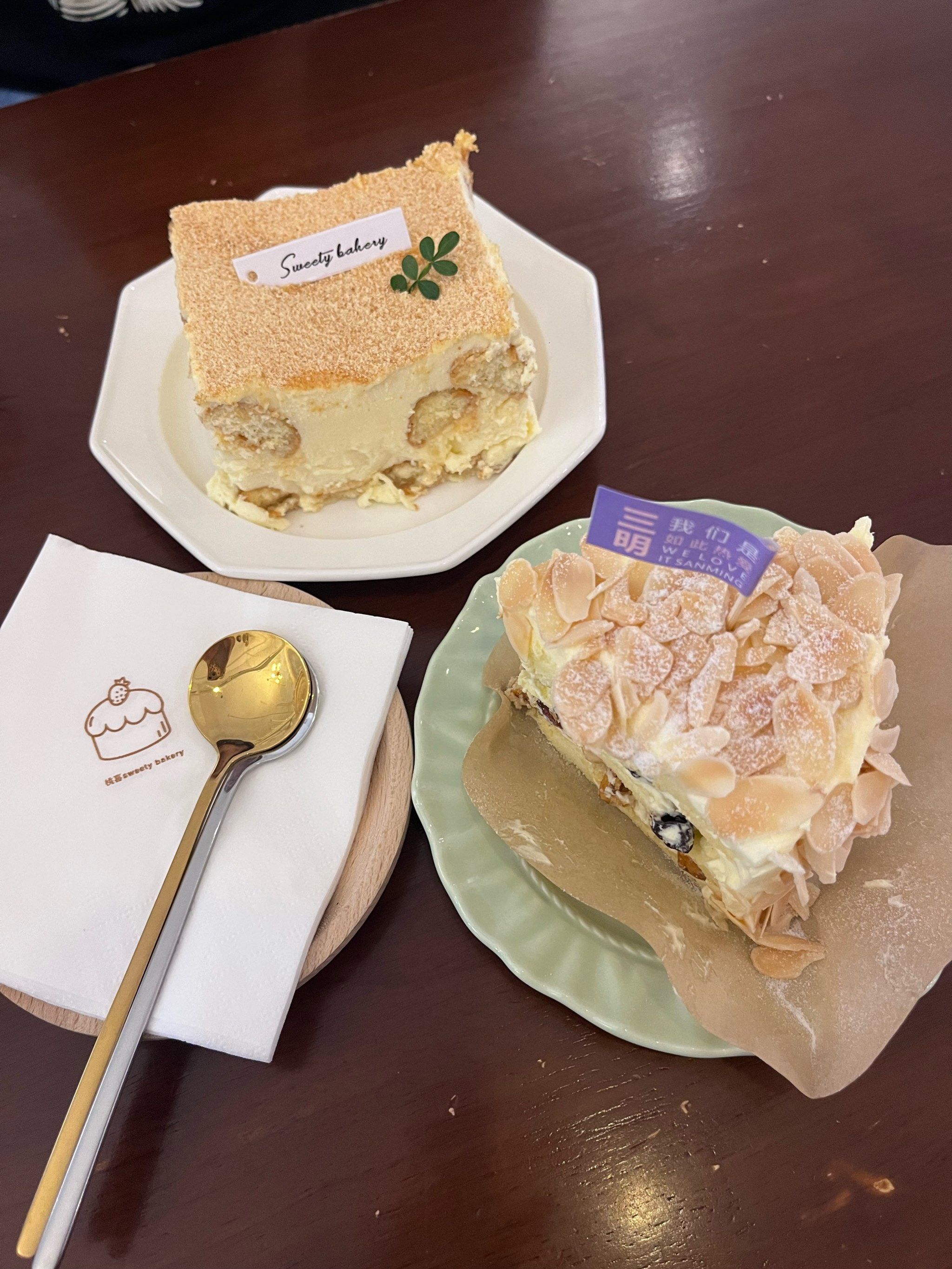 「桃喜烘焙」
点了豆乳提拉米苏和杏仁老奶油蛋糕感觉味道都很不错!