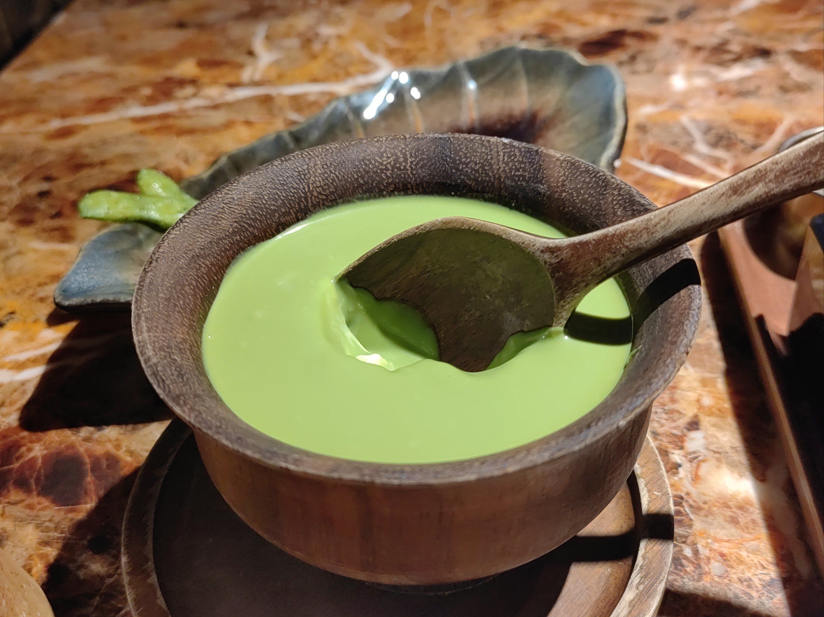 这家店的抹茶布丁非常好吃,上面有抹茶味的