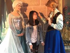 -小镇影院迪士尼小熊Duffy与他的朋友合影地