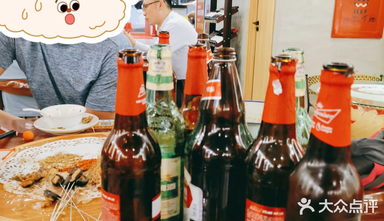 喝啤酒撸烤串小马扎姿势帅