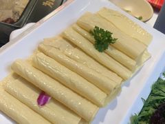 -老牌坊云南鱼豆花火锅(哈西万达店)