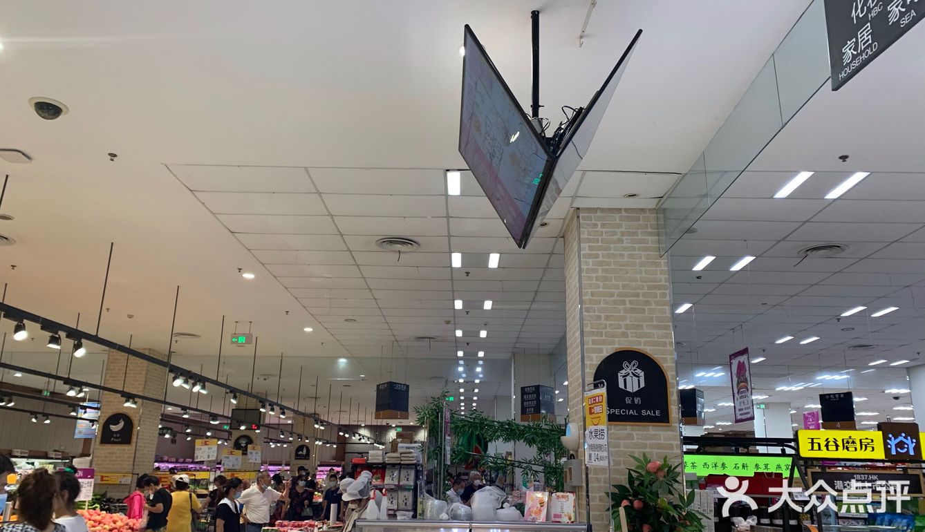 经常来这边逛街，逛超市，商场很大