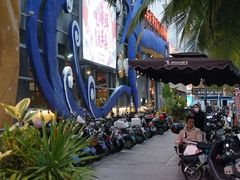 -三亚火车头万人海鲜广场