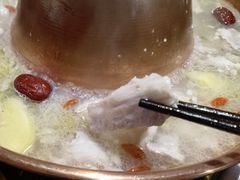 -果松木炭酸菜铜火锅·外婆参鸡汤