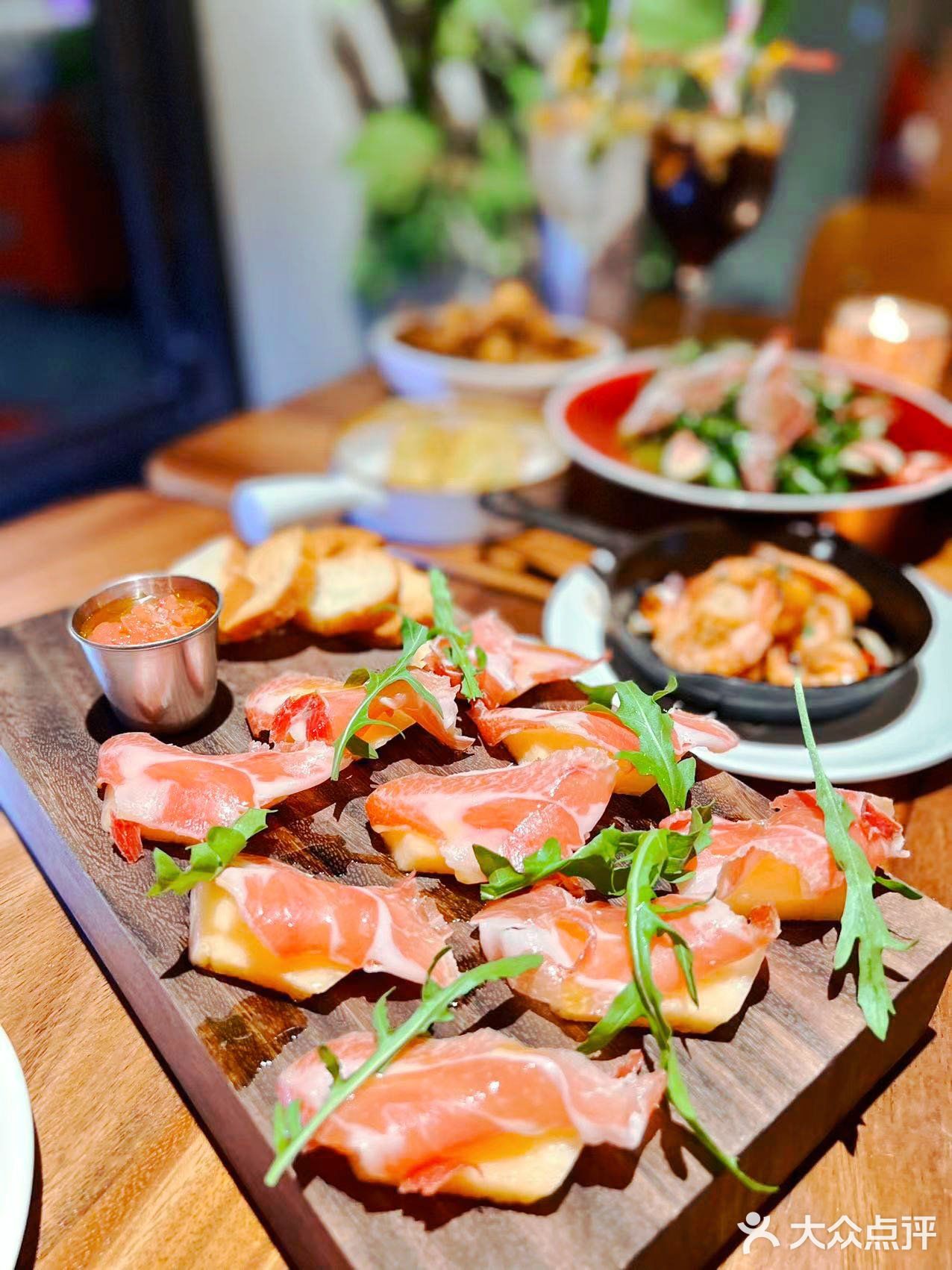 这家西班牙餐厅生意也太火爆了，格调和装修精致且高级