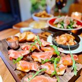 这家西班牙餐厅生意也太火爆了，格调和装修精致且高级