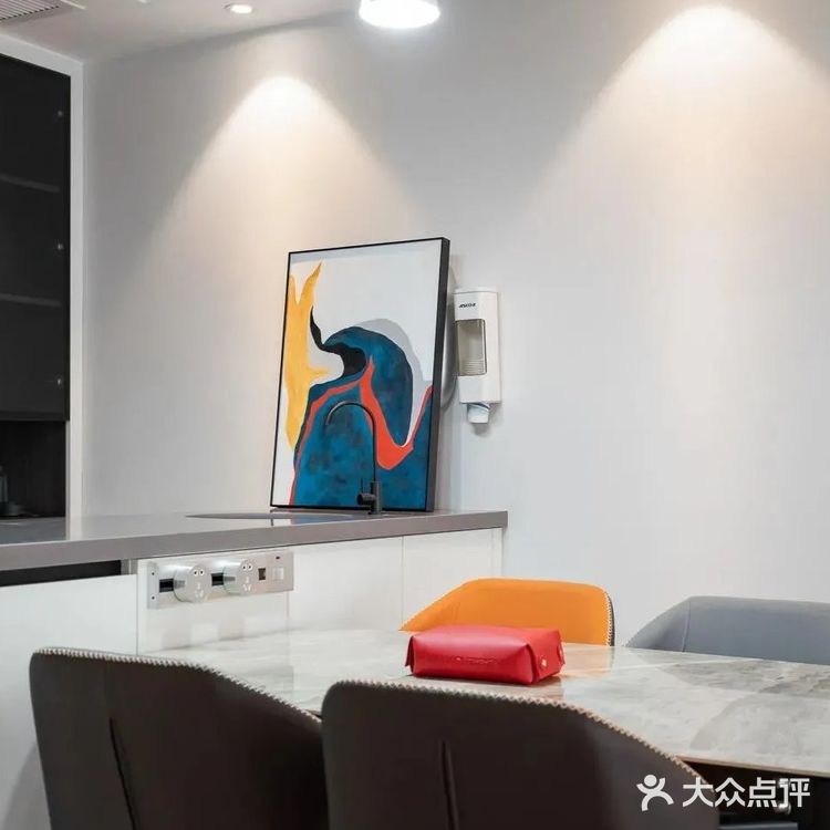 这对夫妻把沙发背景做成矮墙,美观又实用,室内温暖通透,好喜欢