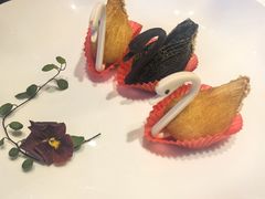 鸳鸯榴莲天鹅酥-名人坊·新派粤菜(河西奥体博览中心金鹰世界店)