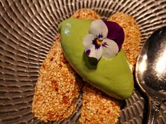 香椿冰激凌配芝麻米通-杭州西子湖四季酒店·金沙厅