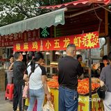 看了一会儿才发现他家的龙虾都是新鲜活虾现刷现炸现拌的