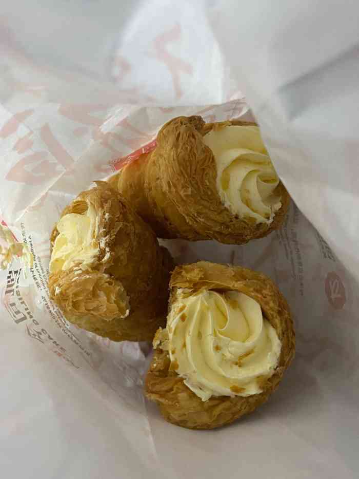 凯司令西饼店(徐家汇地铁站店)-"9号线换乘1号线的地铁里有两家面包店