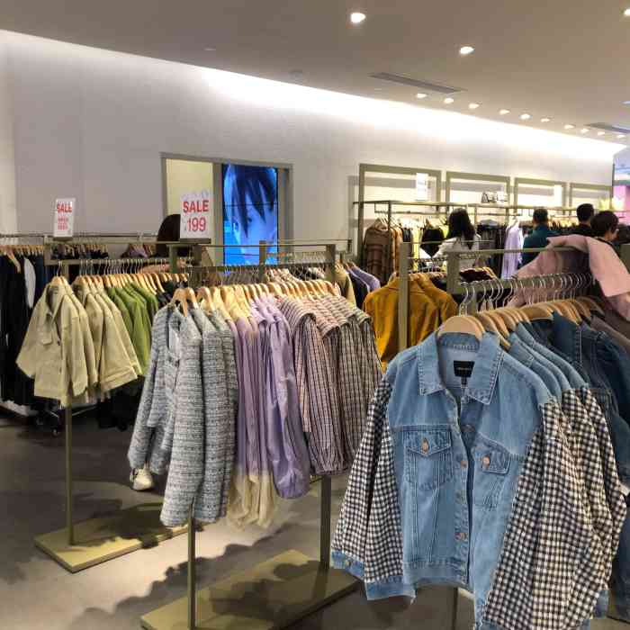 urban revivo(富华里店)-"ur位于富华里的这家店,店面非常大,有上.