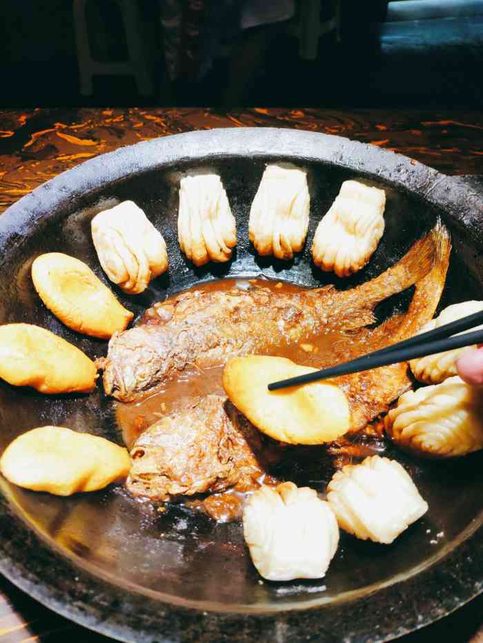 西淀壹锅鲜-"饭店坐落在人民公园南门对面的琼州道上与广.