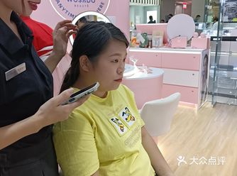 素颜，就是擦个水乳啥也不搞 简妆，就是擦个防晒