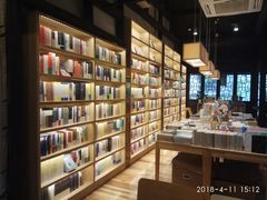 -猫的天空之城概念书店(杭州南宋御街店)