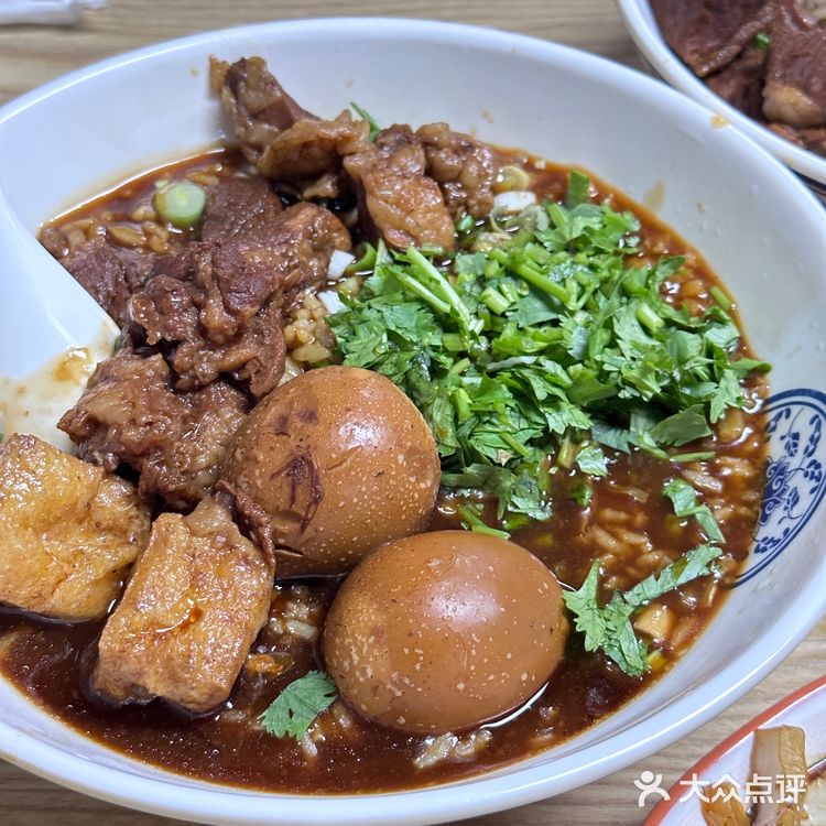 这大齐炖的牛肉烫饭 也太好吃了