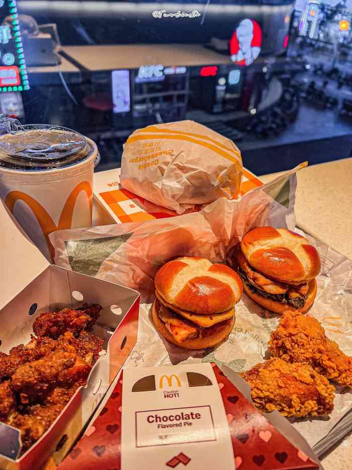 麦当劳(万象城店)-"今天本来是想吃心动角的~结果甜品站小姐姐.