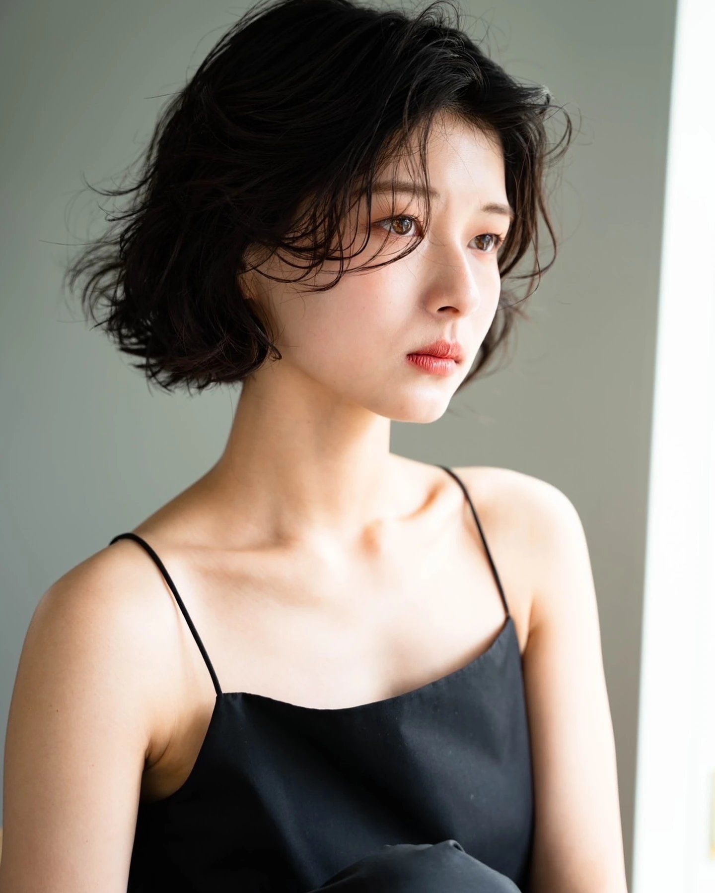 这款发型是典型的短发波波头,带有自然的卷度和纹理感,具有轻盈和蓬松