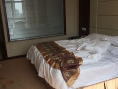 -乌兰湖畔草坪轻奢营地