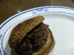 烧饼夹烧牛羊肉-老爆肚满五香烧牛羊肉