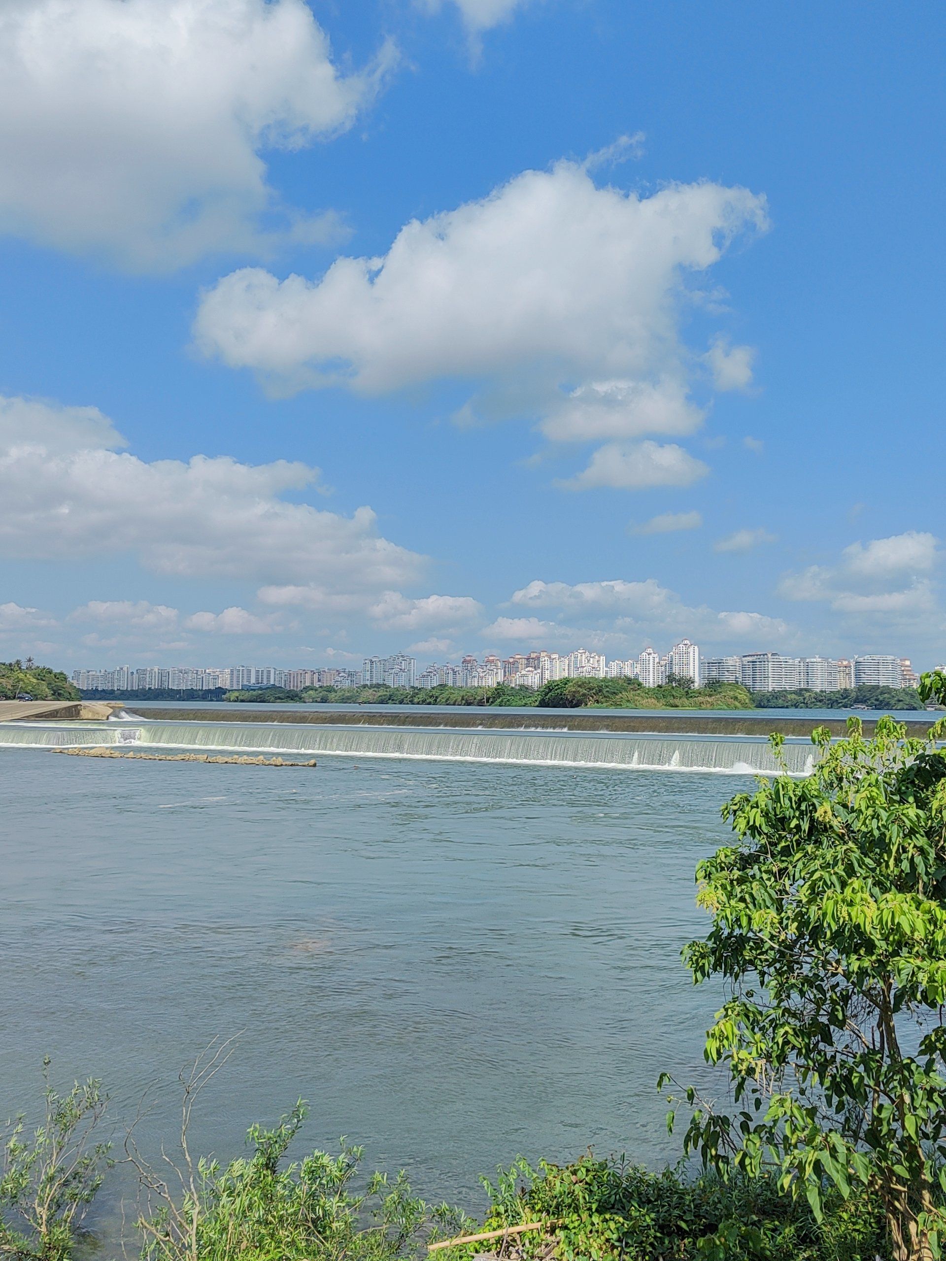 嘉积大桥旁边小路下来,有个免费遛娃和观景的地方,叫文明实践中心万泉