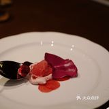 搭配煎蛋造型的迷迭香和芒果酱 萌！